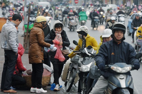 Hàng bánh khúc, xôi nóng ăn sáng đắt khách.